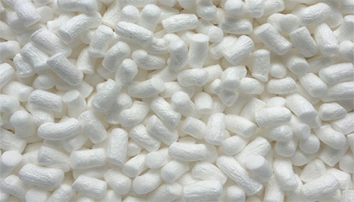 EPE包装材料的种类: EPE珍珠棉、 珍珠棉袋、 泡泡粒、 珍珠棉板。 珍珠棉或珍珠棉袋的特性:质轻柔软,无臭无毒,耐冲击性,保护产品给予足够的缓冲和表面保护。 泡泡粒的特性:不易破损,可填塞较细小的缝隙,易用于外观复杂的产品保护。