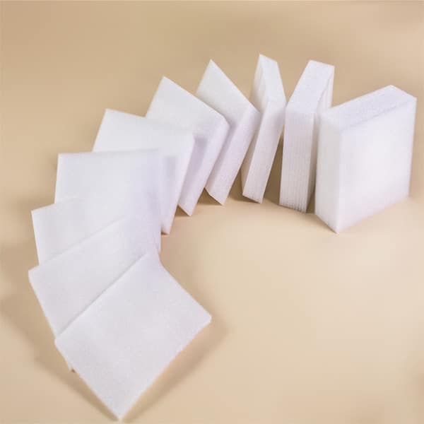 EPE包装材料的种类: EPE珍珠棉、 珍珠棉袋、 泡泡粒、 珍珠棉板。 珍珠棉或珍珠棉袋的特性:质轻柔软,无臭无毒,耐冲击性,保护产品给予足够的缓冲和表面保护。 泡泡粒的特性:不易破损,可填塞较细小的缝隙,易用于外观复杂的产品保护。